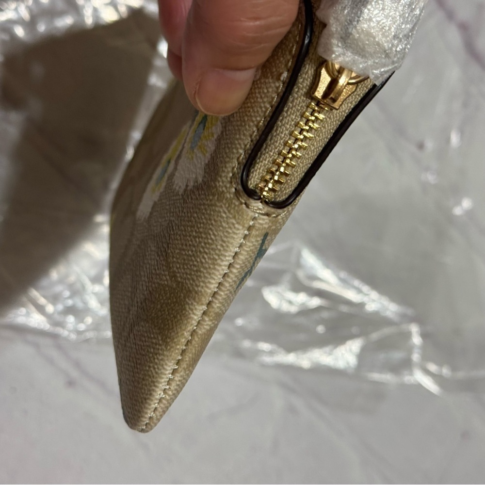 COACH Corner Zip Wristlet In Signature Canvas With Daisy Flower Prints Nwt - Picture 7 of 8